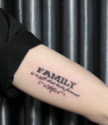 Hình xăm chữ "Family" trên cánh tay, phong cách chữ đen, độ phân giải HD, chi tiết rõ nét.