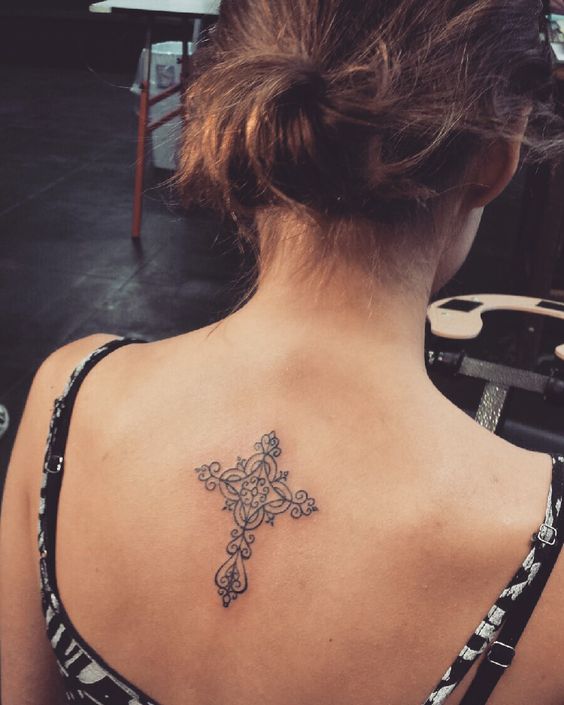 Hình xăm hoa văn hình thánh giá trên lưng, phong cách blackwork, ảnh HD, chi tiết rõ nét.