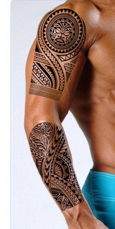 Hình xăm họa tiết bộ lạc Polynesia trên cánh tay, phong cách blackwork, chi tiết cao, độ phân giải HD.