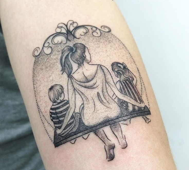 không gian riêng tư của ba mẹ con Hình xăm gia đình trên tay, phong cách dotwork, chi tiết cao, độ phân giải HD.