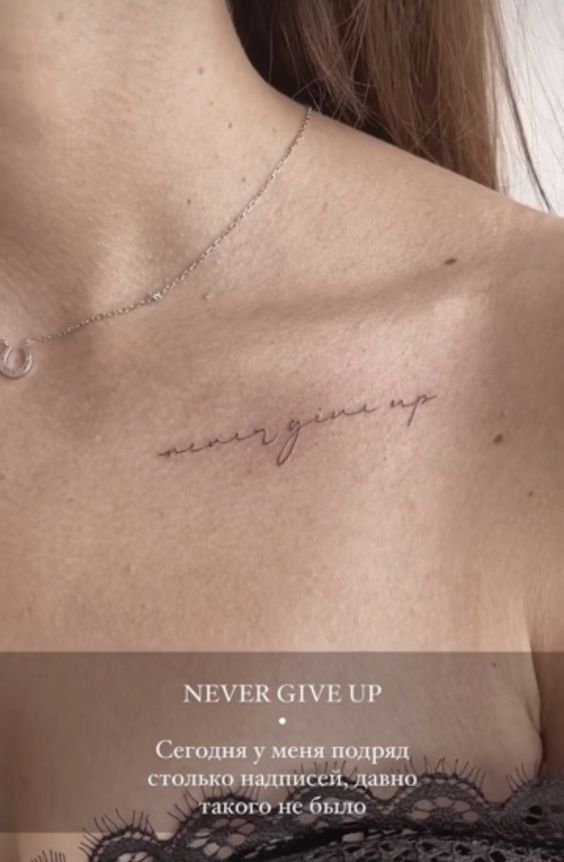 Hình xăm chữ "Never Give Up" trên xương quai xanh, phong cách tối giản, độ phân giải HD.