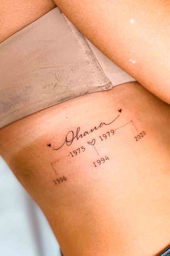 không thể bỏ qua mẫu xăm ý nghĩa trên mạn sườn Hình xăm chữ "Ohana" ở hông, phong cách tối giản, chi tiết tinh tế, ảnh chất lượng HD.