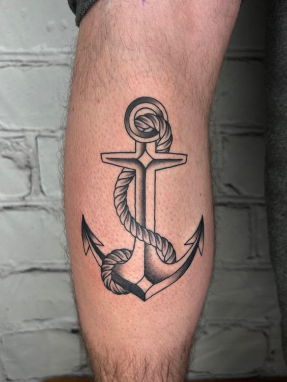 Hình xăm mỏ neo blackwork trên bắp chân, chi tiết rõ nét, phong cách cổ điển, ảnh chất lượng HD.
