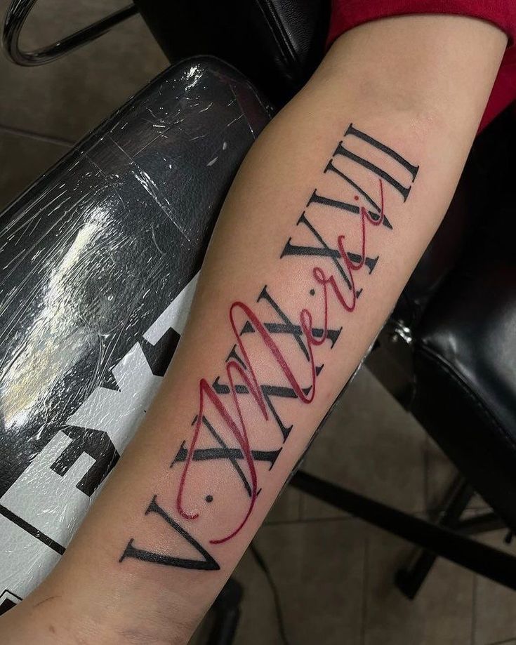 mẫu xăm La Mã hút mắt Hình xăm chữ số La Mã và chữ đỏ trên cánh tay, phong cách blackwork, độ phân giải HD.