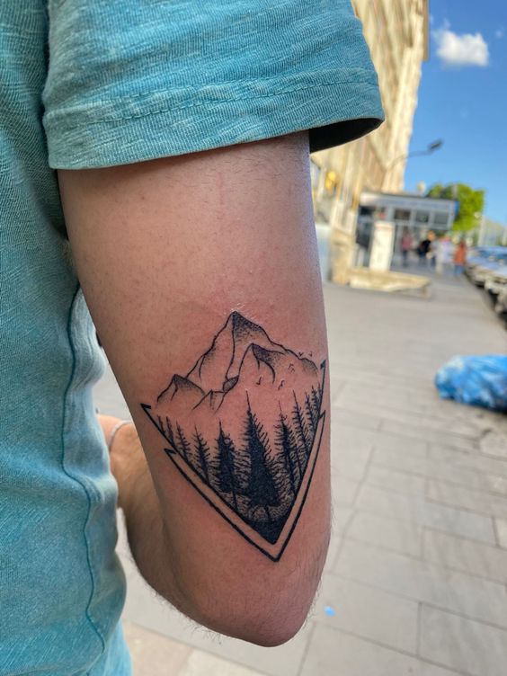Hình xăm phong cảnh núi rừng, blackwork, vị trí bắp tay, chi tiết rõ nét, ảnh HD.