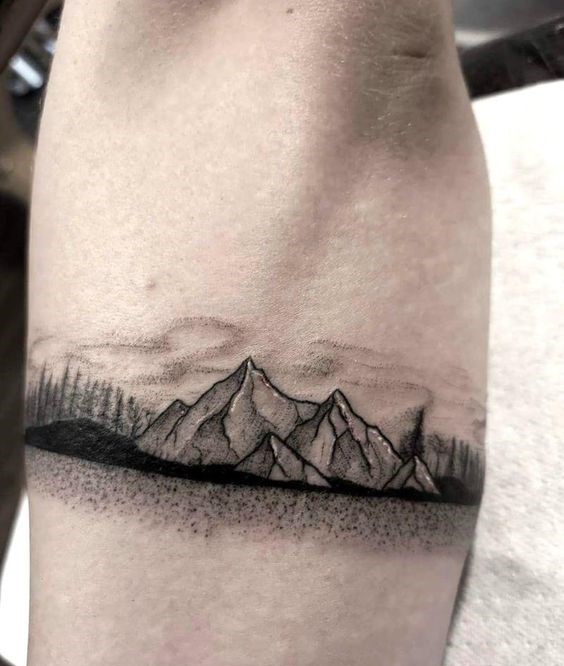 Hình xăm phong cảnh núi trên tay, phong cách blackwork, chi tiết sắc nét, ảnh HD.