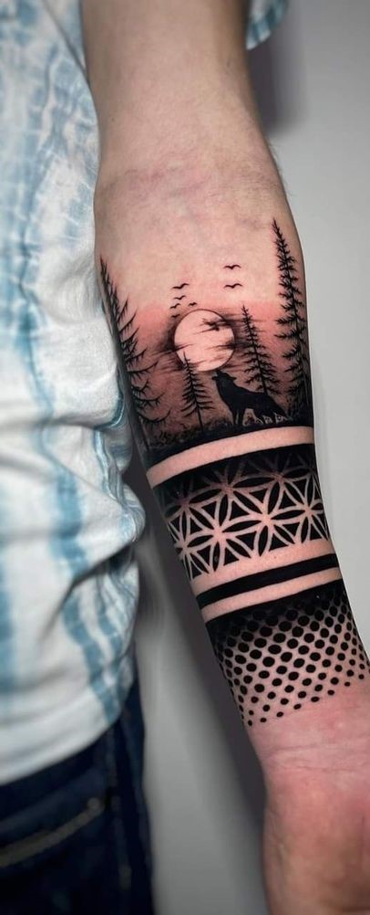 Hình xăm cảnh rừng trên tay, phong cách blackwork, chi tiết cao, độ phân giải HD.