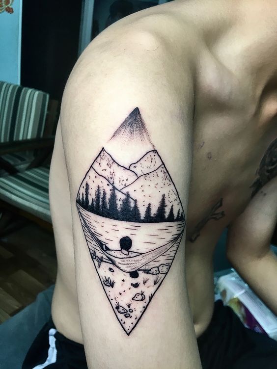 Hình xăm phong cảnh núi và rừng trên bắp tay, phong cách blackwork chi tiết, ảnh độ phân giải HD.