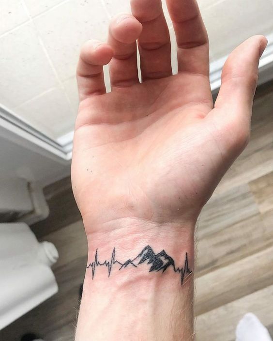 Hình xăm nhịp tim và núi trên cổ tay, phong cách blackwork, chi tiết rõ nét, ảnh độ phân giải HD.