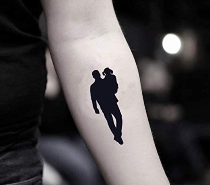 Kiểu tattoo bố và con gái nhỏ gọn Hình xăm siluet cha con trên tay, phong cách blackwork, chi tiết đơn giản, ảnh HD.