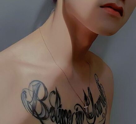 kiểu tattoo chữ believe in yourself giống Sơn Tùng Hình xăm chữ phong cách cổ điển trên ngực, độ chi tiết cao, ảnh chất lượng HD.