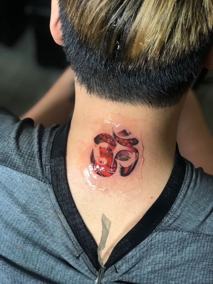 kiểu tattoo chữ phạn sau gáy cực chất Hình xăm mặt nạ Nhật Bản trên gáy, phong cách màu sắc, chi tiết rõ nét, ảnh HD.