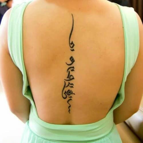 Tattoo chữ Phạn ý nghĩa trên lưng Hình xăm chữ dọc sống lưng, phong cách blackwork, độ chi tiết cao, ảnh HD.