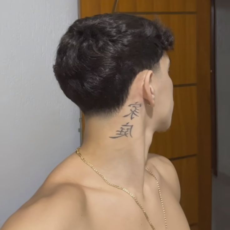 Hình xăm chữ Nhật trên gáy, phong cách blackwork, chi tiết rõ nét, ảnh HD.