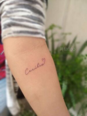kiểu tattoo chứa đựng ý nghĩa cá nhân hóa cao Hình xăm chữ mini trên tay, phong cách tinh tế, độ phân giải HD, nền tự nhiên.