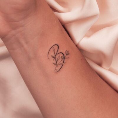 tattoo trên cổ tay với phong cách nghệ thuật độc đáo Hình xăm chữ và hoa mini trên cổ tay, phong cách blackwork, chi tiết rõ ràng, ảnh HD.