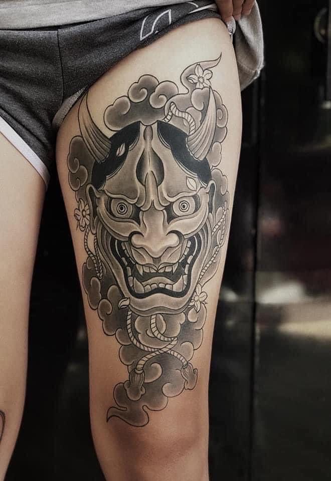 Hình xăm Oni Nhật Bản trên đùi, phong cách blackwork chi tiết, độ phân giải HD.