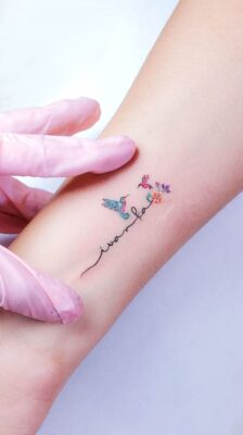 kiểu tattoo khắc tên sáng tạo ở cẳng tay Hình xăm mini hoa màu nước trên cánh tay, phong cách tinh tế, ảnh HD.