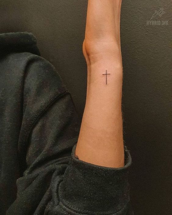 Hình xăm thánh giá mini trên cổ tay, phong cách blackwork, chi tiết đơn giản, độ phân giải HD.