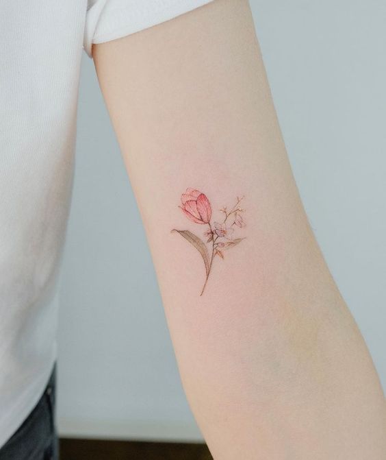 Hình xăm hoa mini trên tay, phong cách màu nước, chi tiết tinh tế, ảnh độ phân giải HD.