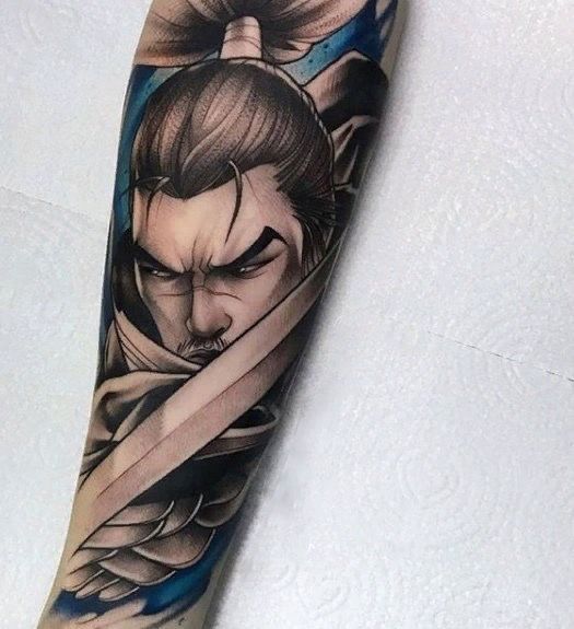 Hình xăm chiến binh samurai trên cánh tay, phong cách màu sắc chi tiết, độ phân giải HD.
