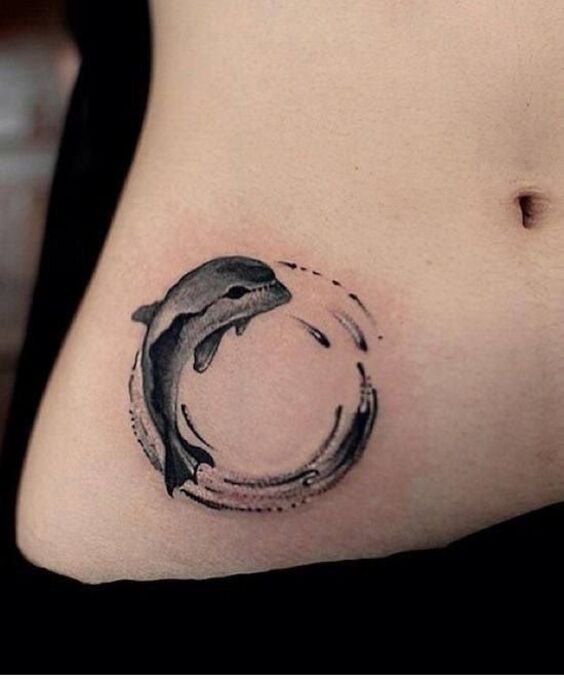 Hình xăm cá heo dạng tròn Hình xăm cá heo trên eo, phong cách blackwork, chi tiết, ảnh HD.