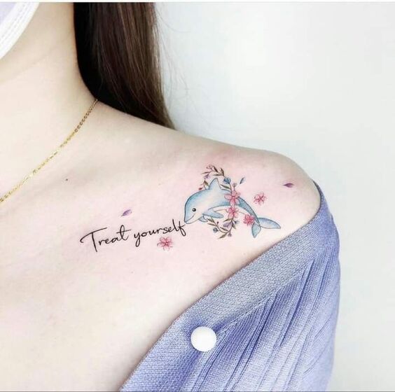 Hình xăm cá heo ở ngực đẹp tuyệt vời Hình xăm cá heo màu nước trên vai, phong cách tinh tế, độ phân giải HD.