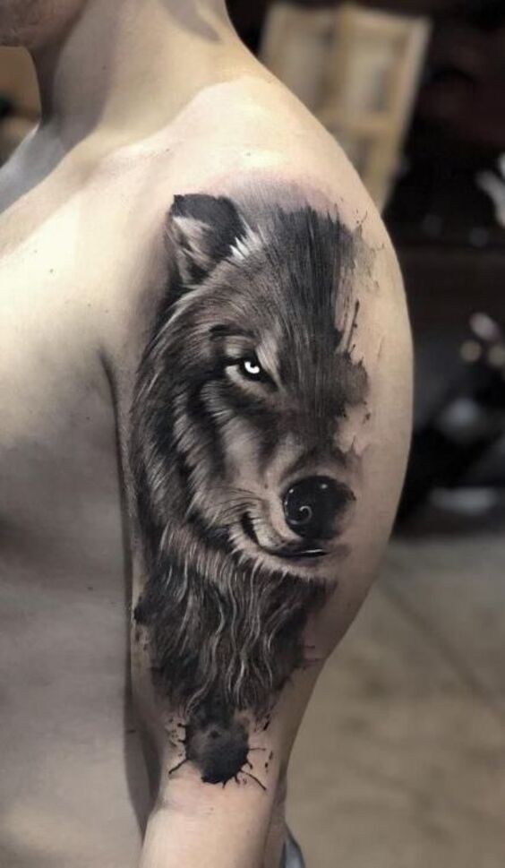 Hình xăm chó sói bí ẩn Hình xăm sói trên tay, phong cách blackwork, chi tiết rõ nét, độ phân giải HD.
