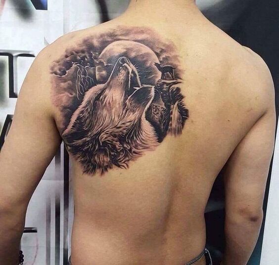 Hình xăm chó sói trong đêm trăng Hình xăm sói tru trăng sau lưng, phong cách blackwork, chi tiết cao, ảnh độ phân giải HD.