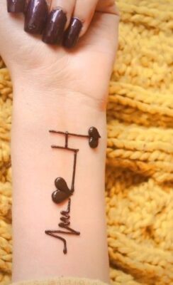 Hình xăm chữ và trái tim trên cổ tay, phong cách tối giản, ảnh độ phân giải HD.