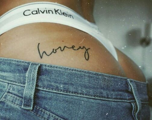 Hình xăm chữ "honey" trên hông, phong cách tối giản, ảnh độ phân giải HD.