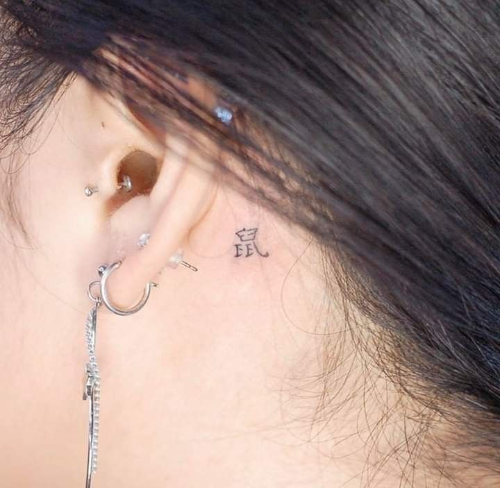 Hình xăm chữ nhỏ sau tai, phong cách blackwork, độ chi tiết cao, ảnh HD.