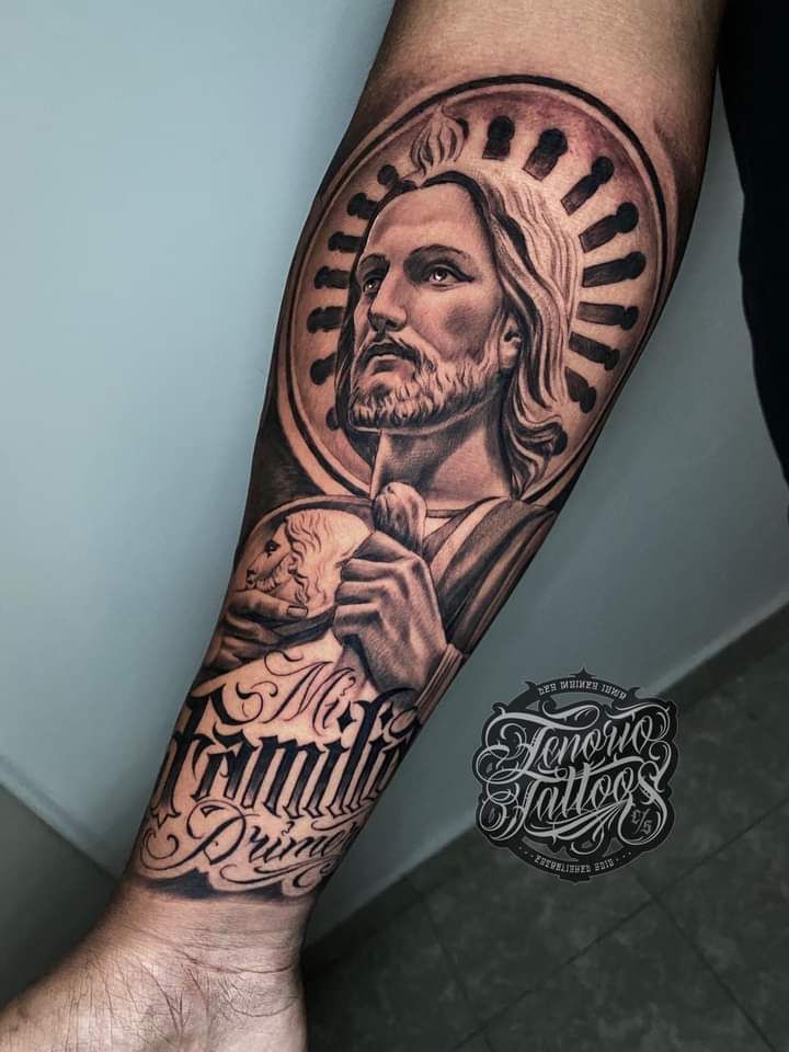 Hình xăm chân dung tôn giáo trên cánh tay, phong cách blackwork chi tiết, độ phân giải HD.