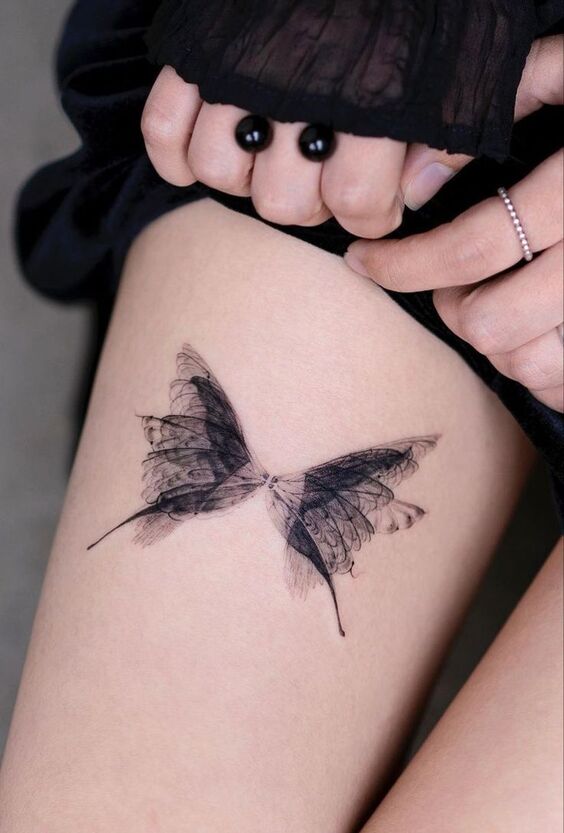 Hình xăm bướm phong cách blackwork trên đùi, chi tiết, ảnh HD.