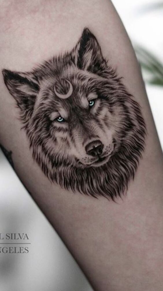 thiết kế xăm sói cùng mặt trăng sắc nét Hình xăm sói trên tay, phong cách blackwork chi tiết, chất lượng HD.