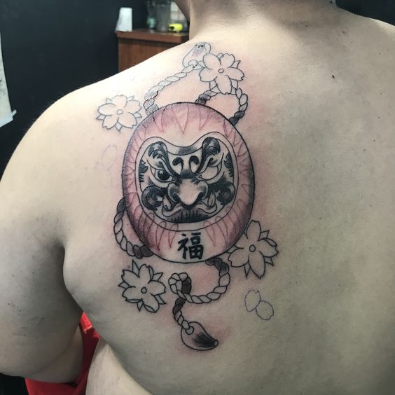 Kiểu xăm daruma đen trắng tinh tế kết hợp hoa anh đào độc đáo Hình xăm mặt nạ Nhật Bản và hoa anh đào trên lưng, phong cách đen trắng, chi tiết, ảnh HD.
