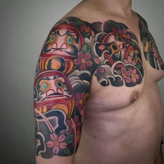 kiểu xăm daruma nhiều hình dạng với màu sắc nổi bật Hình xăm Daruma phong cách Nhật Bản ở vai, màu sắc sặc sỡ, chi tiết cao, độ phân giải HD.