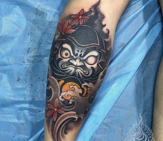 Xăm daruma truyền thống sau bắp chân dành cho nam Hình xăm mặt nạ Nhật Bản trên bắp tay, phong cách cổ điển, chi tiết cao, độ phân giải HD.
