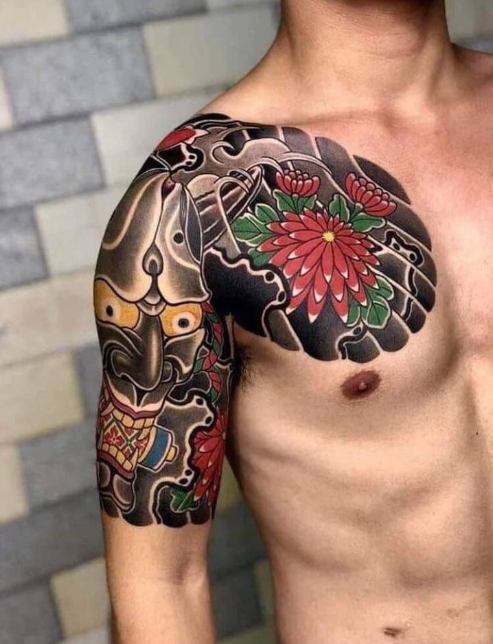 Hình xăm samurai và hoa trên vai, phong cách cổ điển, chi tiết cao, ảnh HD.
