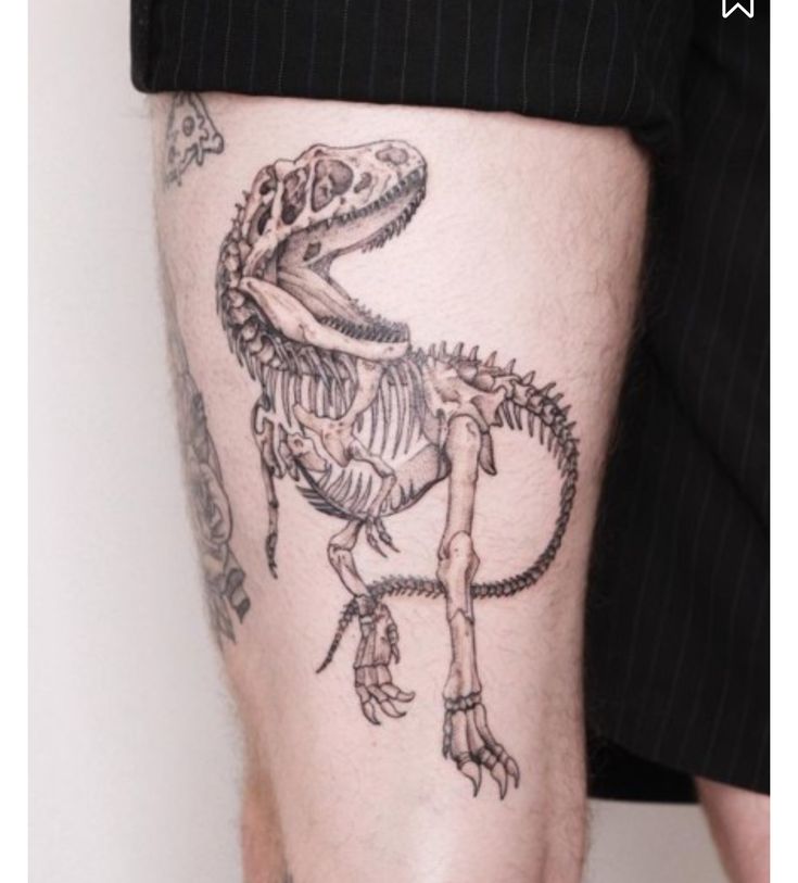 Hình xăm bộ xương khủng long trên đùi, phong cách blackwork chi tiết, độ phân giải HD.