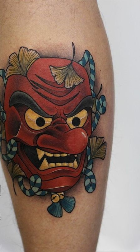 hình xăm daruma với nét mặt dữ tợn ở bắp chân, xua đuổi điều không tốt Hình xăm mặt nạ Oni trên bắp chân, phong cách truyền thống Nhật Bản, màu sắc rực rỡ, chi tiết độ phân giải cao.