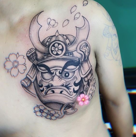 Kiểu xăm Daruma một mắt kết hợp hoa anh đào, biểu trưng cho quyết tâm Hình xăm mặt nạ samurai phong cách blackwork trên ngực với hoa anh đào, độ chi tiết cao, ảnh HD.