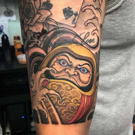 kiểu xăm hình daruma nghệ thuật tỉ mỉ từng chi tiết độc đáo Hình xăm Daruma chi tiết trên cánh tay, phong cách cổ điển, độ phân giải HD.