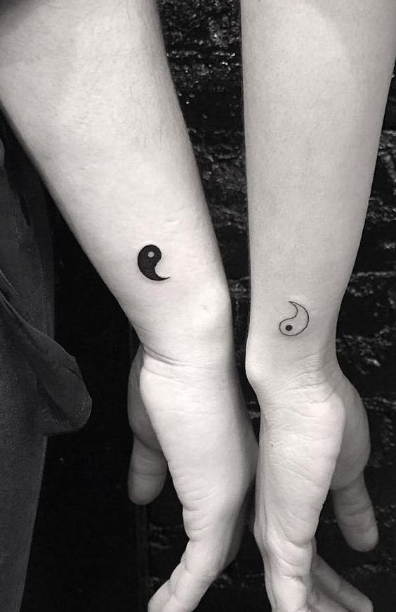 Thiết kế xăm hình âm dương nhỏ gọn trên cổ tay Hình xăm âm dương mini trên cổ tay, phong cách blackwork, chi tiết rõ nét, ảnh chất lượng HD.