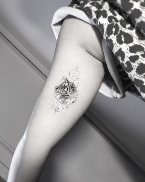 Hình xăm hổ mini trên tay phong cách blackwork, chi tiết sắc nét, ảnh độ phân giải HD.
