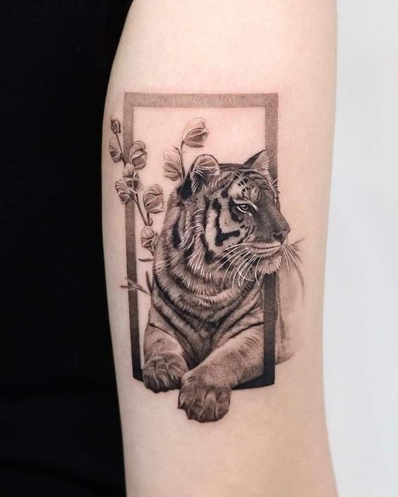 Hình xăm hổ phong cách blackwork trên cánh tay, chi tiết cao, ảnh HD.