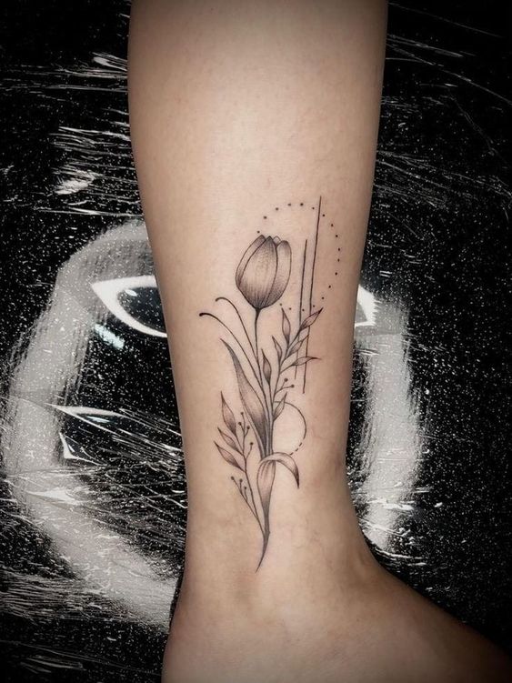 Hình xăm hoa tulip phong cách blackwork ở bắp chân, chi tiết tinh tế, độ phân giải HD.