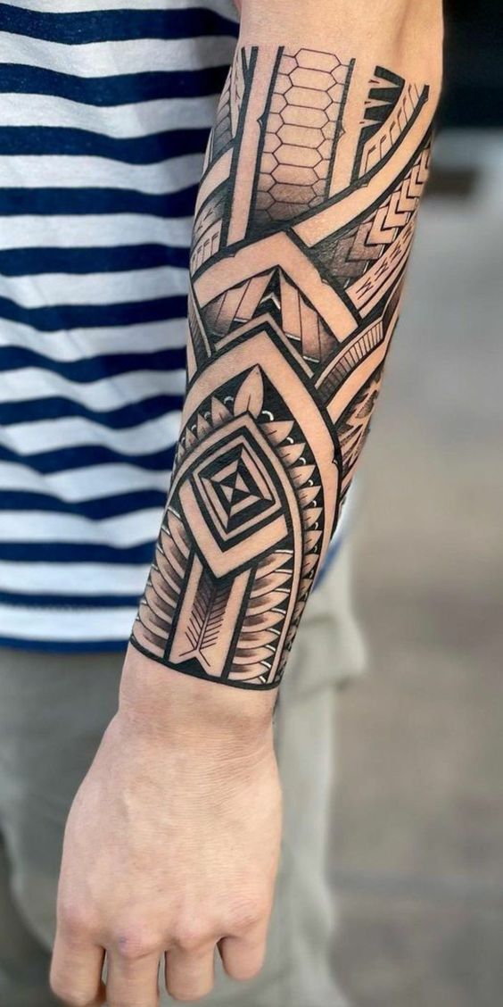 Hình xăm hoa văn bộ lạc trên cánh tay, phong cách blackwork, chi tiết rõ nét, độ phân giải HD.