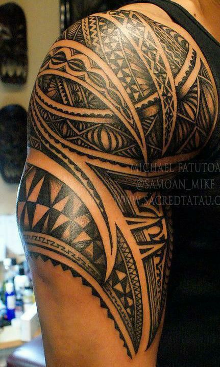Hình xăm Polynesia trên bắp tay, phong cách blackwork chi tiết, độ phân giải cao HD.