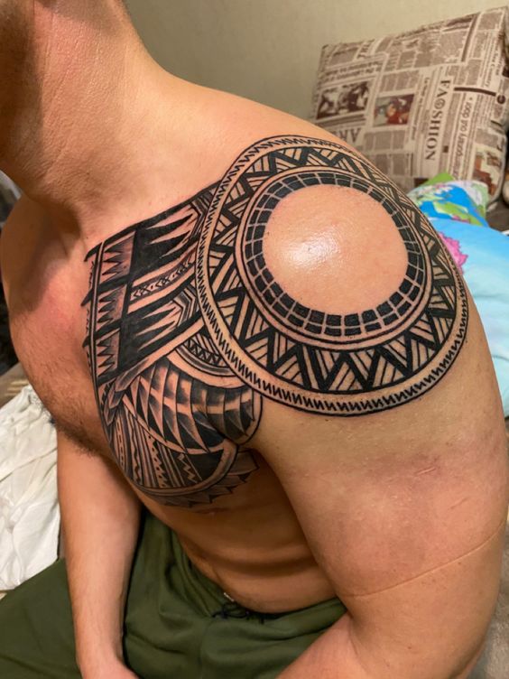 Hình xăm Polynesia trên vai và ngực, phong cách blackwork, chi tiết cao, ảnh HD.